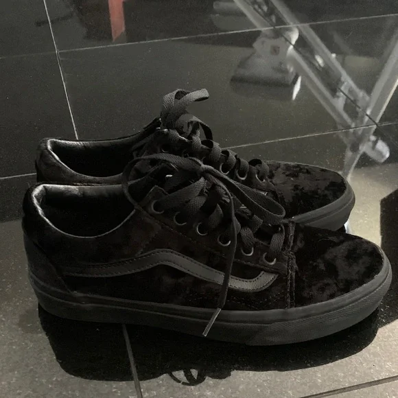 Vans Old Skool Velvet Men’s Black Sneakers - Picture 5 of 8